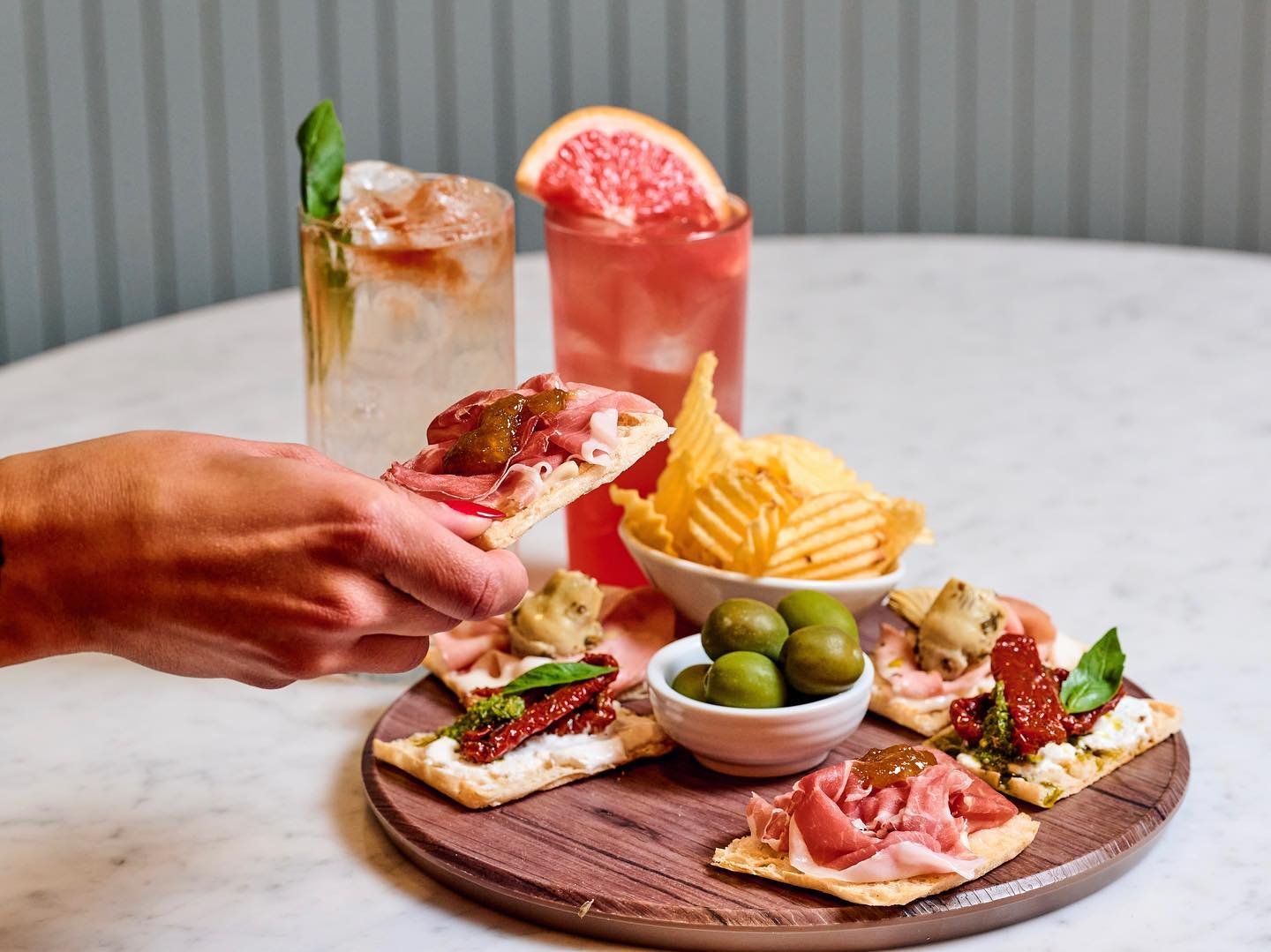 Aperitivo con tagliere e drink